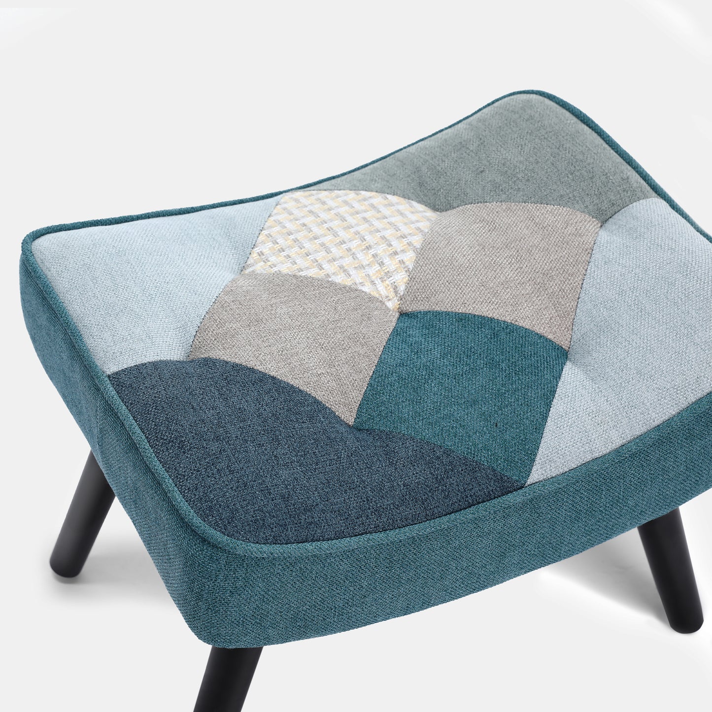 Kleurrijke relaxfauteuil met oorkussen en bijpassend bankje, patchworkstijl voor de woonkamer