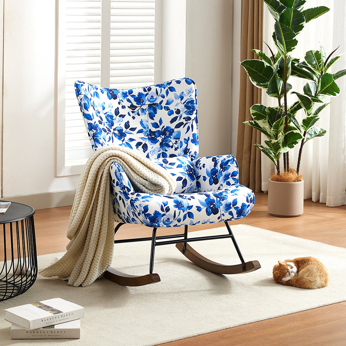 Fauteuil à bascule en velours élégant avec cadre métallique et base en bois pour une chambre sophistiquée
