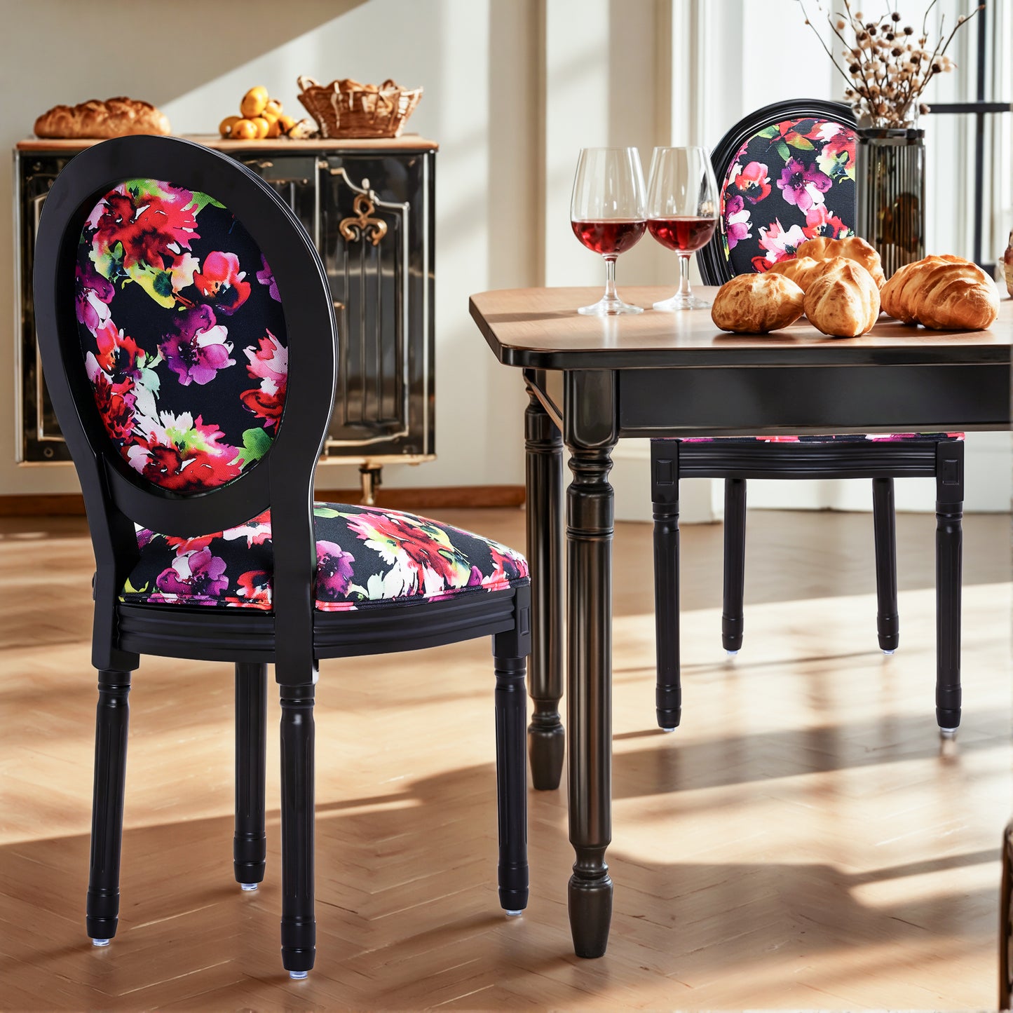 2 eetkamerstoelen: zwart frame, fel bloemenpatroon op zwarte achtergrond - 56x50x94,5 cm - Hedendaags Chinees design