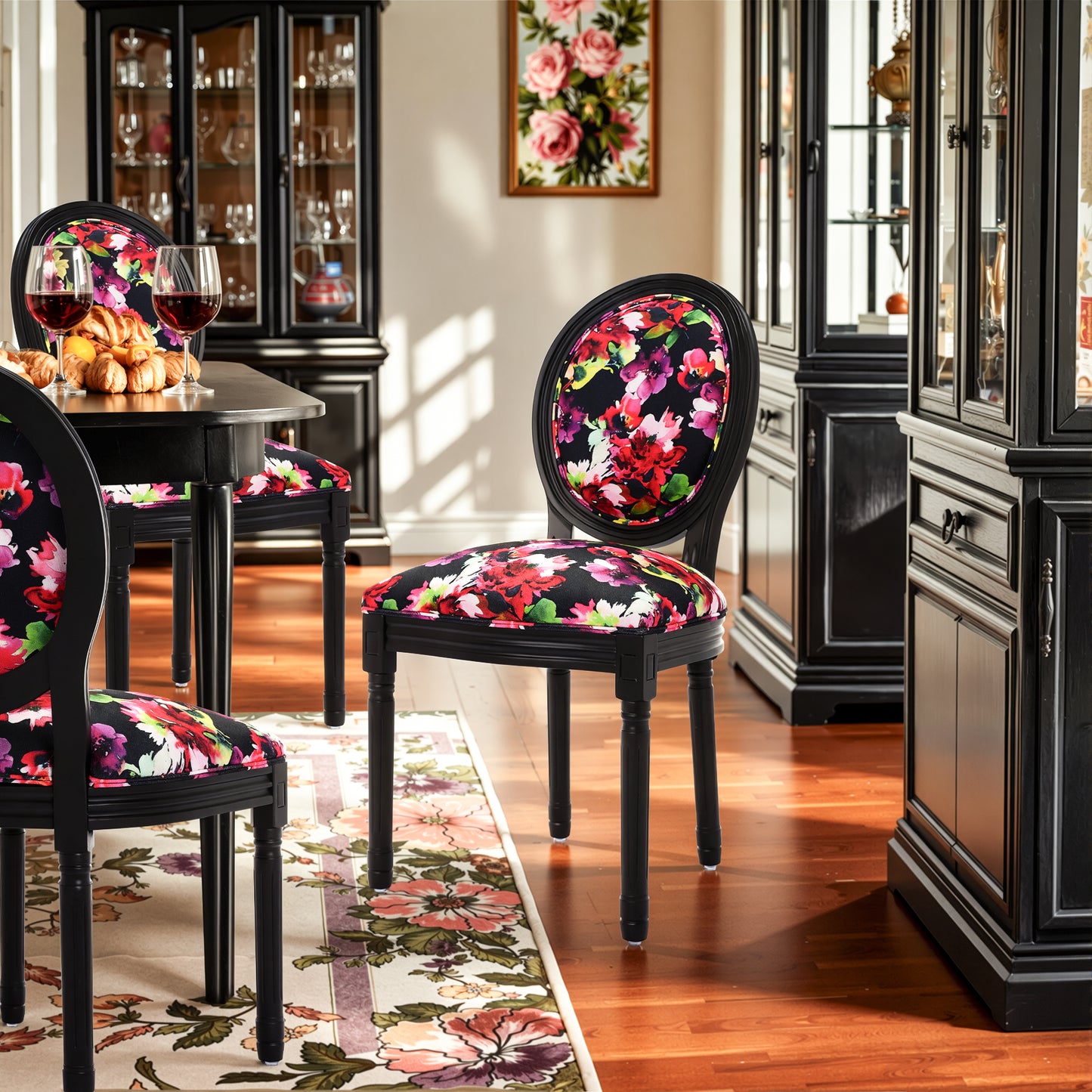 2 eetkamerstoelen: zwart frame, fel bloemenpatroon op zwarte achtergrond - 56x50x94,5 cm - Hedendaags Chinees design