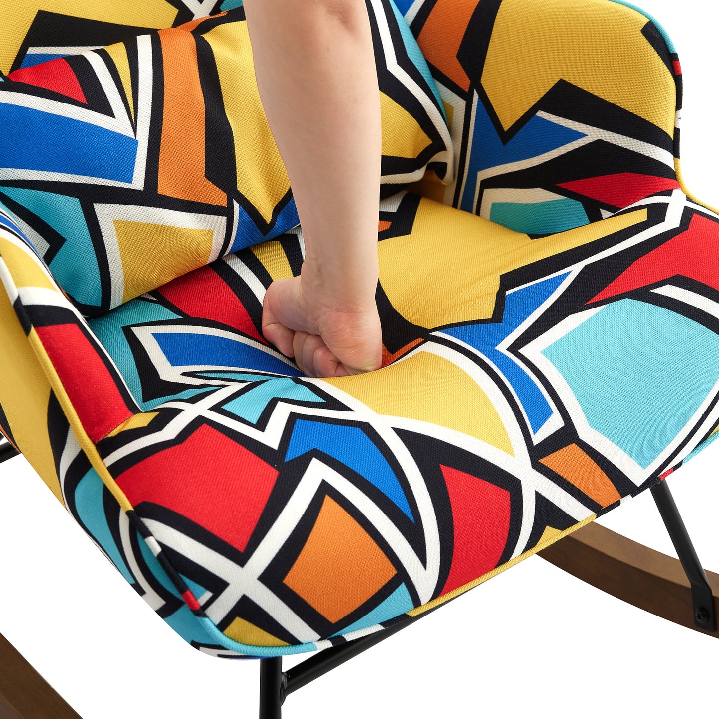 Fauteuil à bascule en velours avec base métallique et détails en bois pour un oasis de chambre paisible