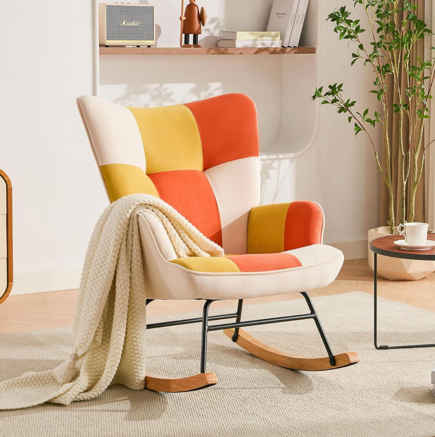 Fauteuil à bascule en patchwork pour le salon en velours avec cadre en métal et base en bois