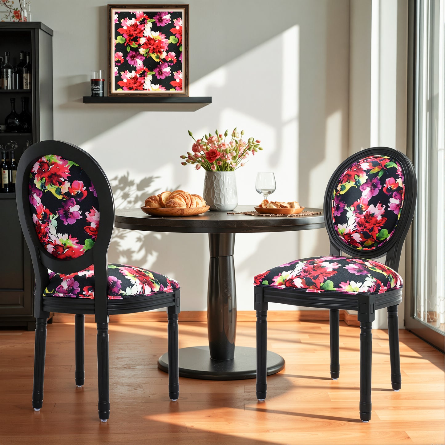 2 eetkamerstoelen: zwart frame, fel bloemenpatroon op zwarte achtergrond - 56x50x94,5 cm - Hedendaags Chinees design